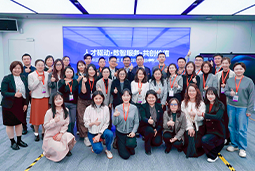 走进标杆现场，共探AI转型——PA真人视讯国际携手企业高管参访埃森哲智能运营中心